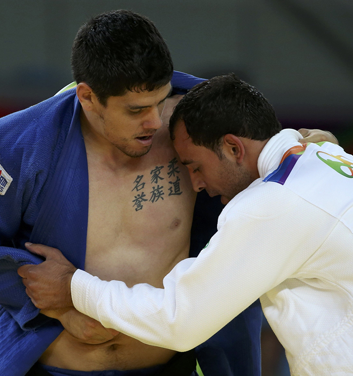 El judoka chileno, Thomas Briceño, lleva tatuadas unas letras orientales en el pecho